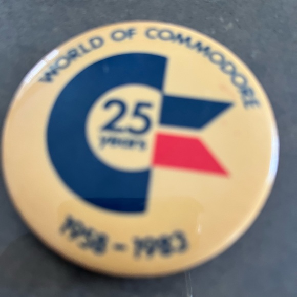 Ultra rare vintage Commodore Computer anniversary button - Picture 2 of 3